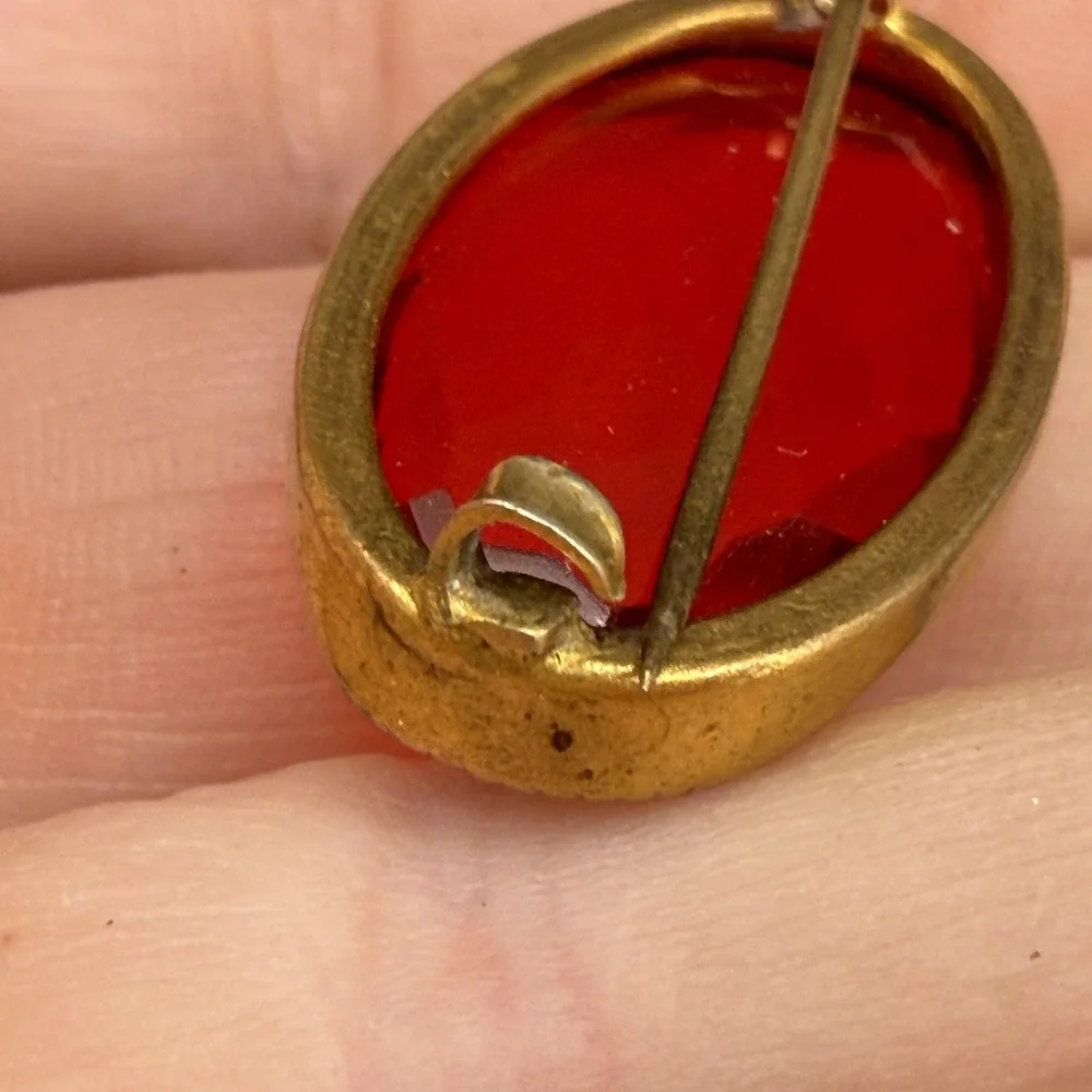 Vintage‎ Victorian Glass Brooch Gold Tone Red
